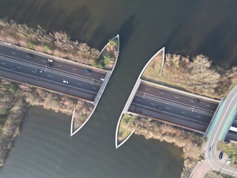 The Veluwemeer aqueduct: boats cross over the motorway.